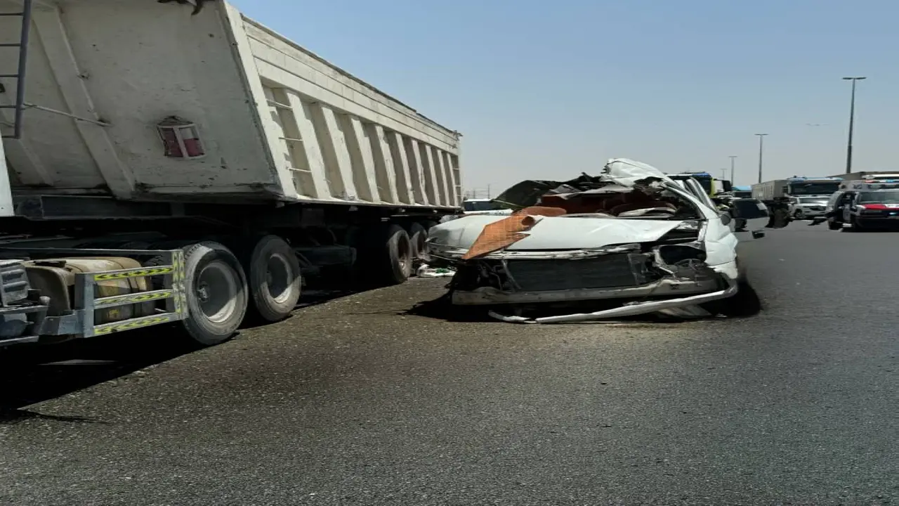 حادث تصادم ميني باص وشاحنة في دبي يتسبب بوفاة 7 وإصابة 9 آخرين